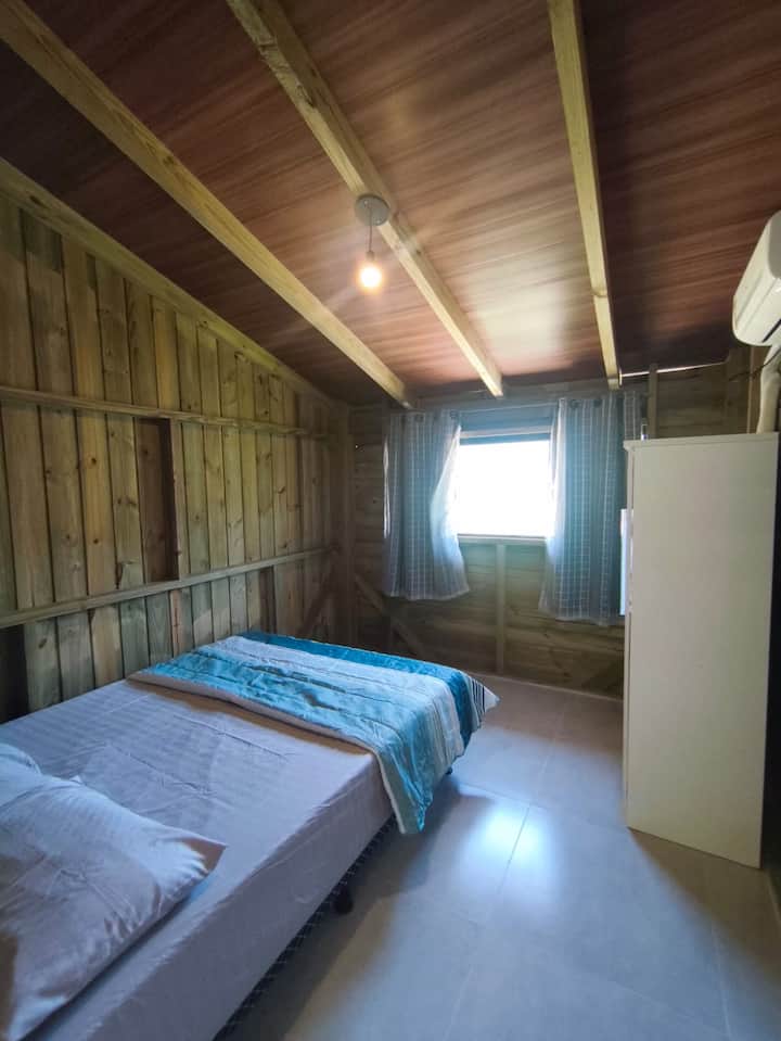 Izba s:
Manželská posteľ
Klimatizácia