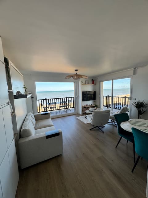 Top performing Airbnb: Sea view apartment in Cabourg