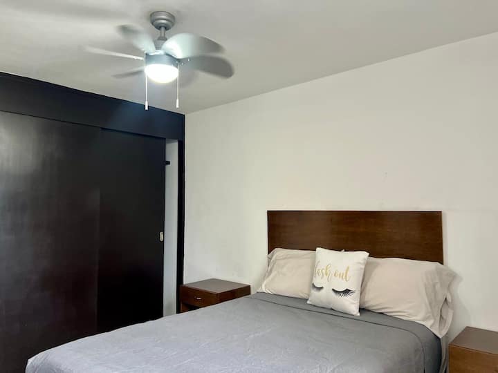 izba s manželskou posteľou, stropným ventilátorom a úložným priestorom na bielizeň 