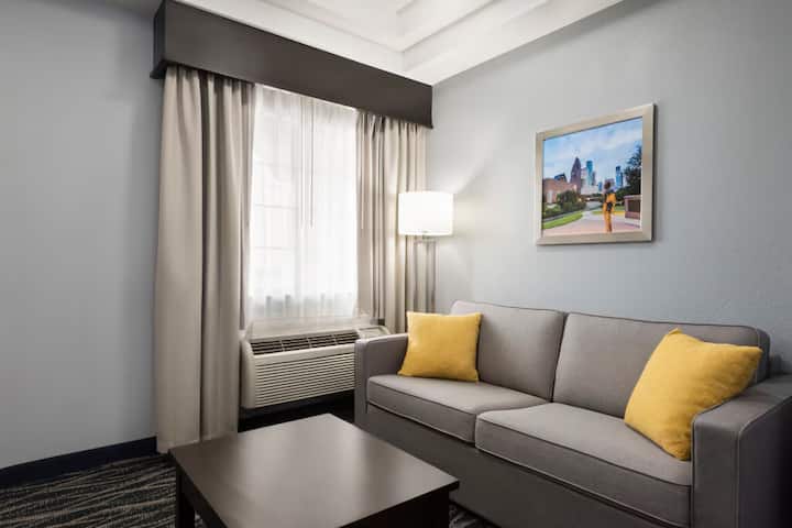 1 King Suite | Days Inn Hobby | Free Shuttle - Houston, TX