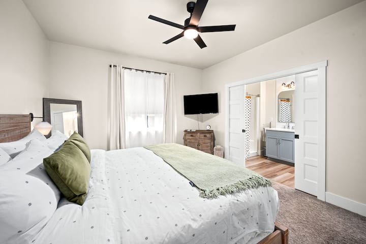 Primárny apartmán s pohodlnou posteľou King, vlastnou kúpeľňou so sprchovacím kútom, dvojitou umývadlovou doskou, toaletou.  Zrkadlo v plnej výške, televízor, šatník s detskou ohrádkou, žehliaca doska, vysoká stolička.