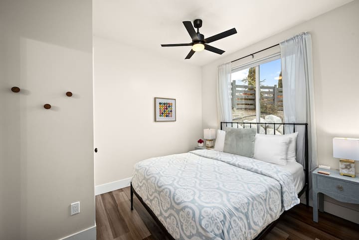 Manželská posteľ Queen, dva nočné stolíky, šatník a vlastná kúpeľňa.