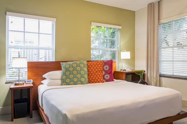 2x King Rooms | Kasa El Paseo Miami Beach - South Beach, FL