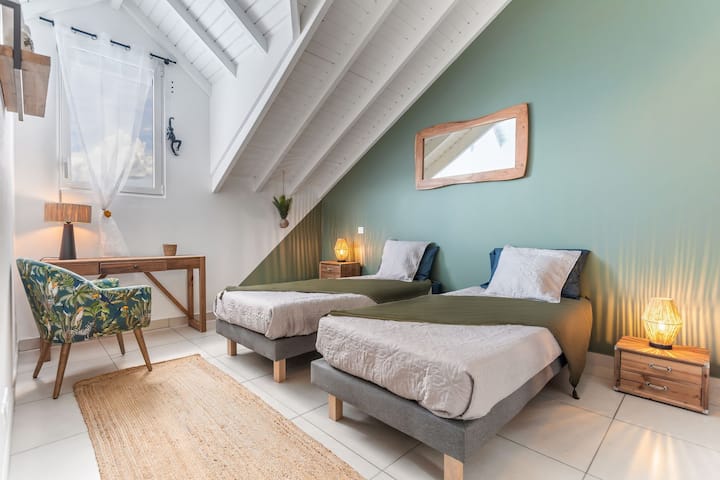 Modularna spavaća soba na katu: 2 kreveta za jednu osobu ili veliki bračni krevet
Privatna kupaonica
Radni stol