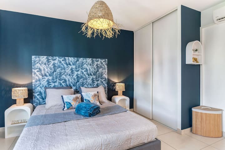 Spavaća soba na prvom katu
Bračni krevet (1,6x2)
Krpa 
sigurno
privatna kupaonica