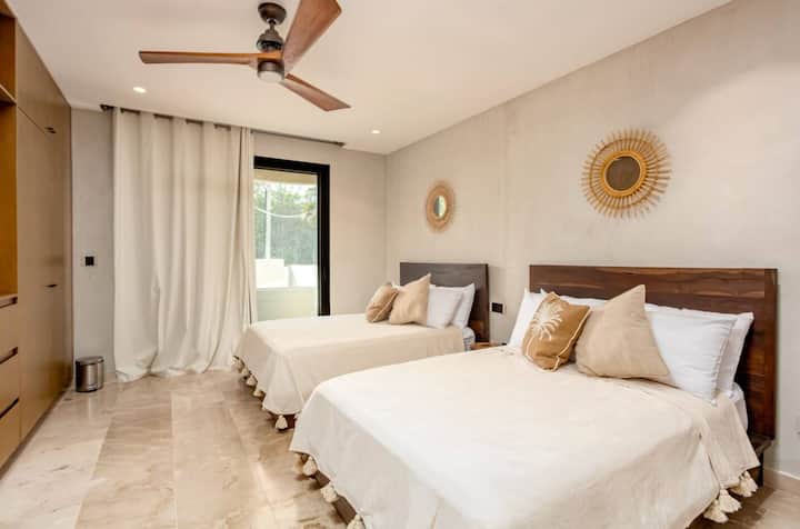 Udobna spavaća soba s dva bračna kreveta, velikim ormarom, klima-uređajem i televizorom. Ima privatnu kupaonicu s WC-om, što ga čini praktičnim i udobnim prostorom za odmor i uživanje u svakom trenutku vašeg boravka.