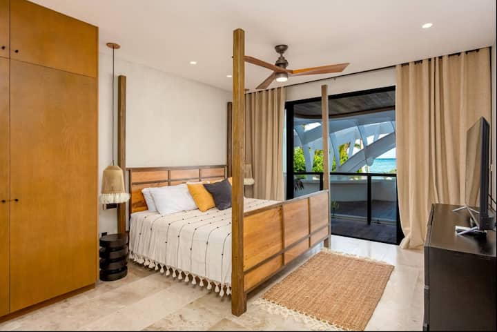 Spavaća soba s privatnim balkonom i prekrasnim pogledom na ocean i bazen. Bračni krevet (king size), elegantna kupaonica i ugodna atmosfera koja svaki trenutak čini posebnim i poziva vas da uživate bez žurbe.