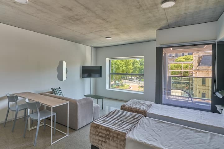 Monoambiente en Monserrat con balcón y amenities en Huergo 475