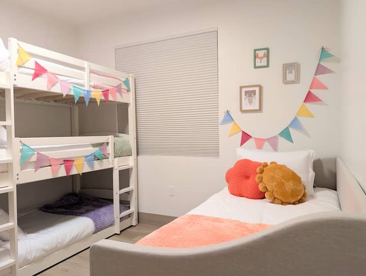 -三人间双层床
-双子轮
-超细纤维床单