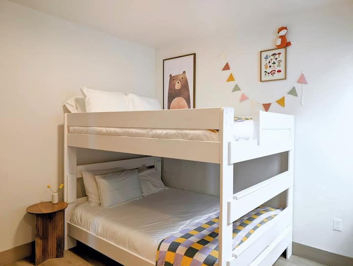 -双层床，每层均为标准双人床
-400支棉床单
-套内卫生间