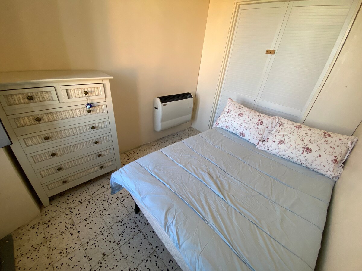 Ambiente intimo e funzionale, con letto da una piazza e mezza e comò. Ideale per un adulto o due bambini.