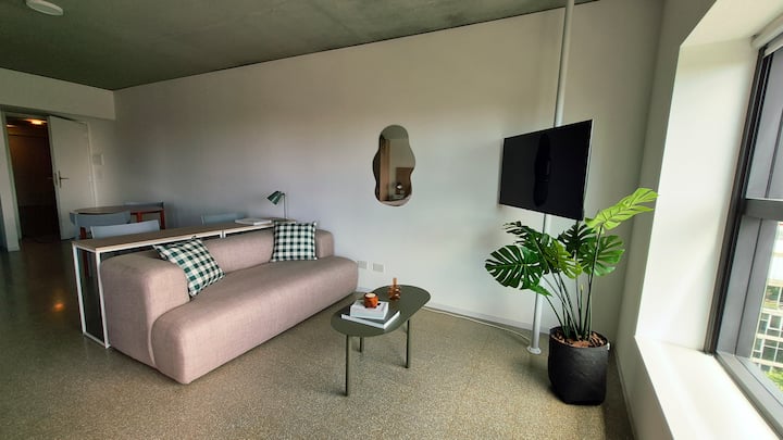 Monoambiente en Monserrat con balcón y amenities en Huergo 475