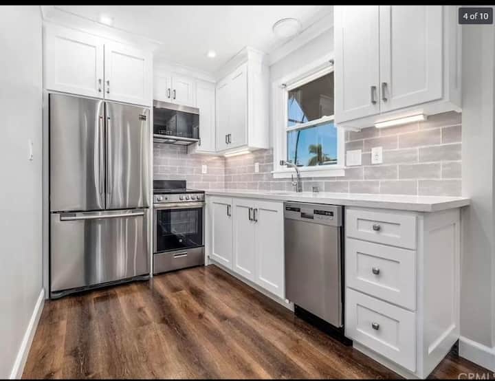 Updated Beach Bungalow Close To Shopping And Beach - Long Beach, CA
