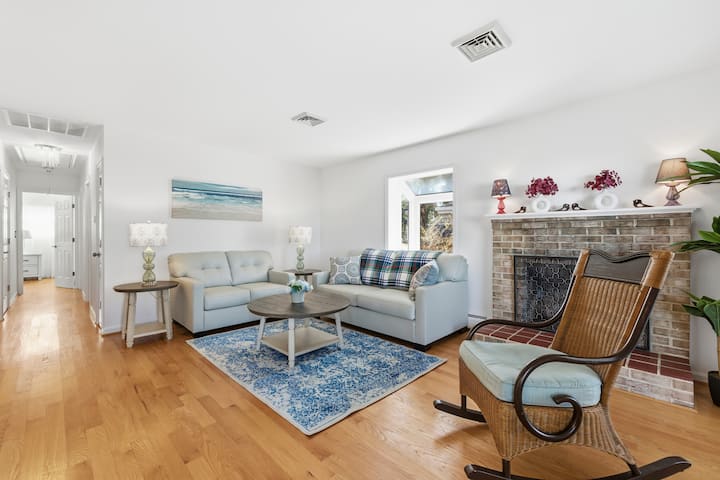 3-bedroom Beach Home W/ Backyard - North Beach, MD