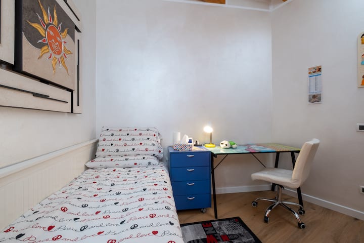 La cama es individual, pero se puede convertir en cama doble.