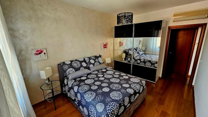 غرفة نوم أنيقة ومريحة، مفروشة بذوق رفيع ومصممة لضمان أقصى قدر من الراحة. مجهزة بسرير مزدوج وخزانة ملابس كبيرة وإضاءة مثالية لأجواء مريحة.