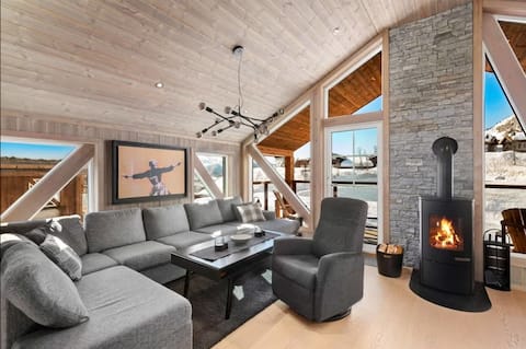 Successful Airbnb property: Great top apartment, high standard - ski in/out in Bykle