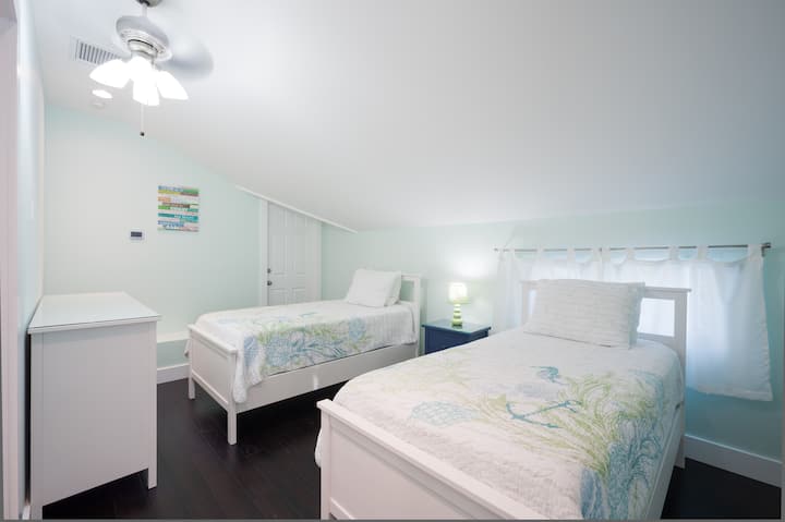 Dormitorio doble East en la planta superior. Se pueden unir 2 camas individuales para hacer una tamaño king si se desea.  Baño compartido con ducha.