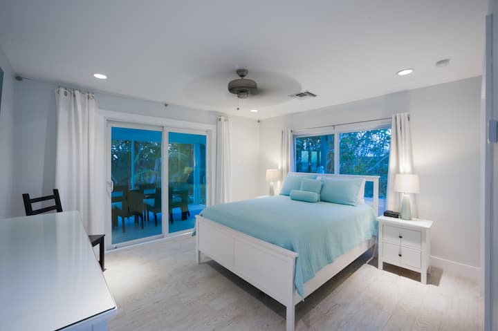 Dormitorio tamaño queen frente al mar con baño compartido de gran tamaño con ducha ubicado en el ala este de la villa, perfecto para familias.  Cuna plegable de tamaño completo, también disponible para jugar si es necesario.