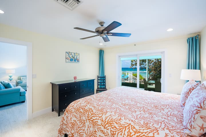 Suite principal con cama king, vista al mar y acceso directo al patio

Cama tamaño king con preciosas vistas al mar, TV de pantalla plana de 50" (no aparece en la foto), cortinas opacas y baño privado con ducha