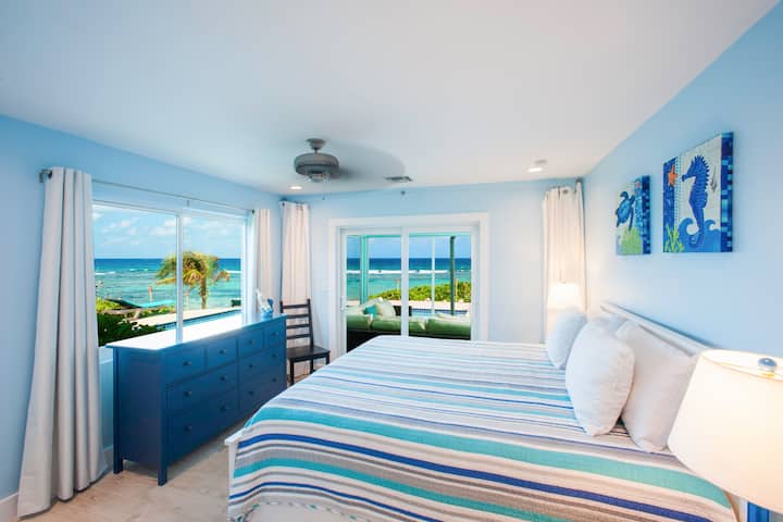 Suite principal con cama king, vista al mar y acceso directo al patio

Hermosas vistas al mar desde este dormitorio King frente al mar con baño privado con bañera/ducha y tocador doble, armario y caja fuerte.  Se abre a un patio apantallado.