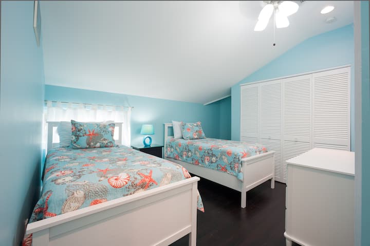 Dormitorio doble en la planta superior (oeste) con baño completo compartido.