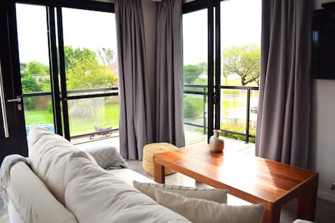 Anuncio de Airbnb popular: Luxury apartment - lake view 1 block from hot springs en Departamento Federación