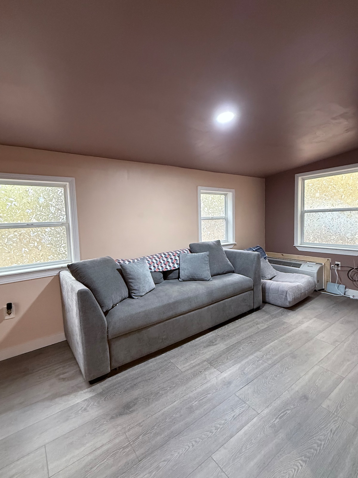 Აქვს გამოსაწევი ლეიბი, რომელსაც შეუძლია ორი სხეულის დაძინება