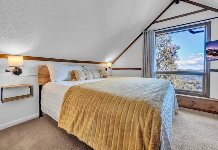 ზედა სართულზე მდებარე მთავარ საძინებელს აქვს საწოლი 193×203 სმ და გრანდფადერ‑მაუნტინის ლამაზი ხედები