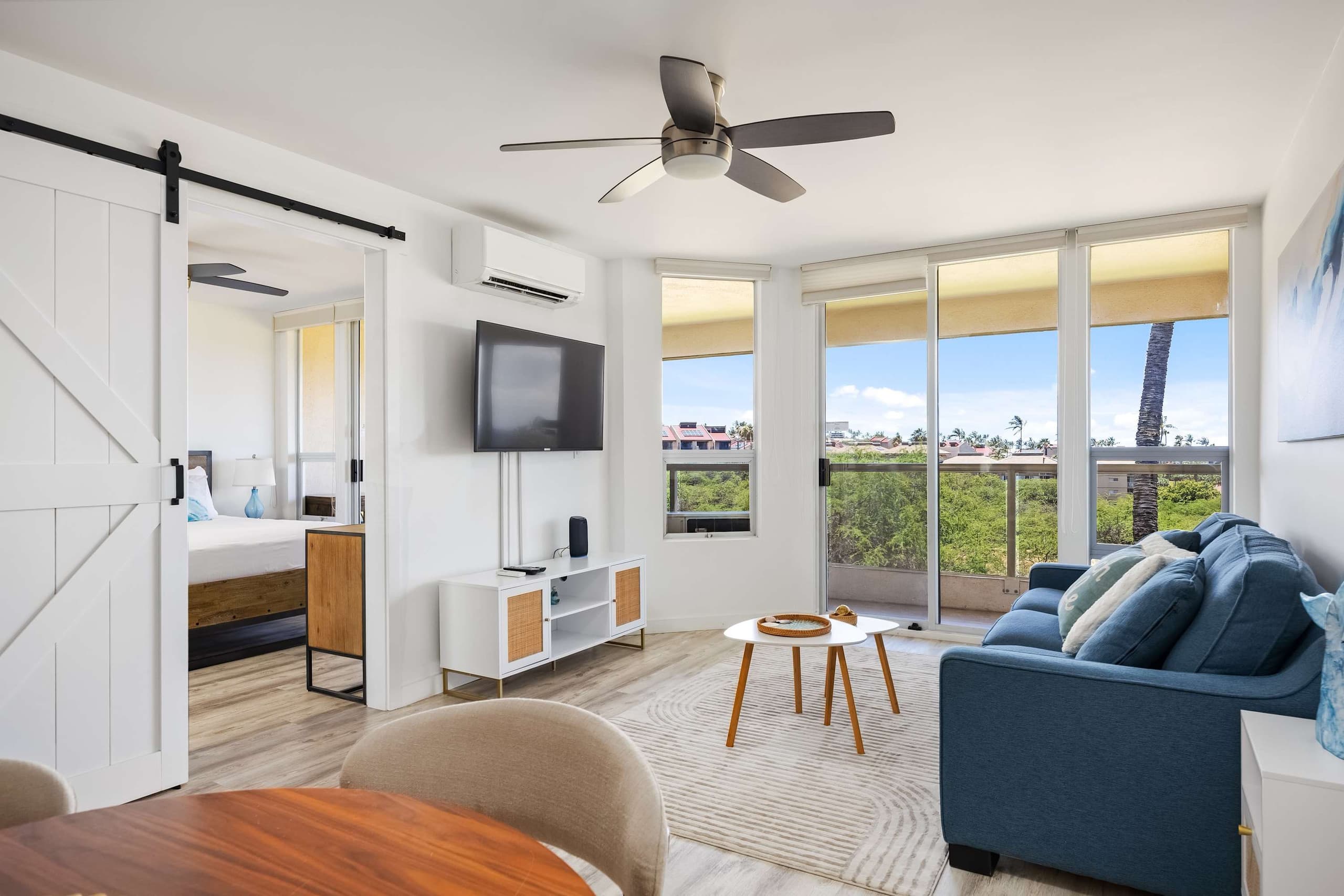Top-floor condo w/ pool, lanai & beach access - Image 3