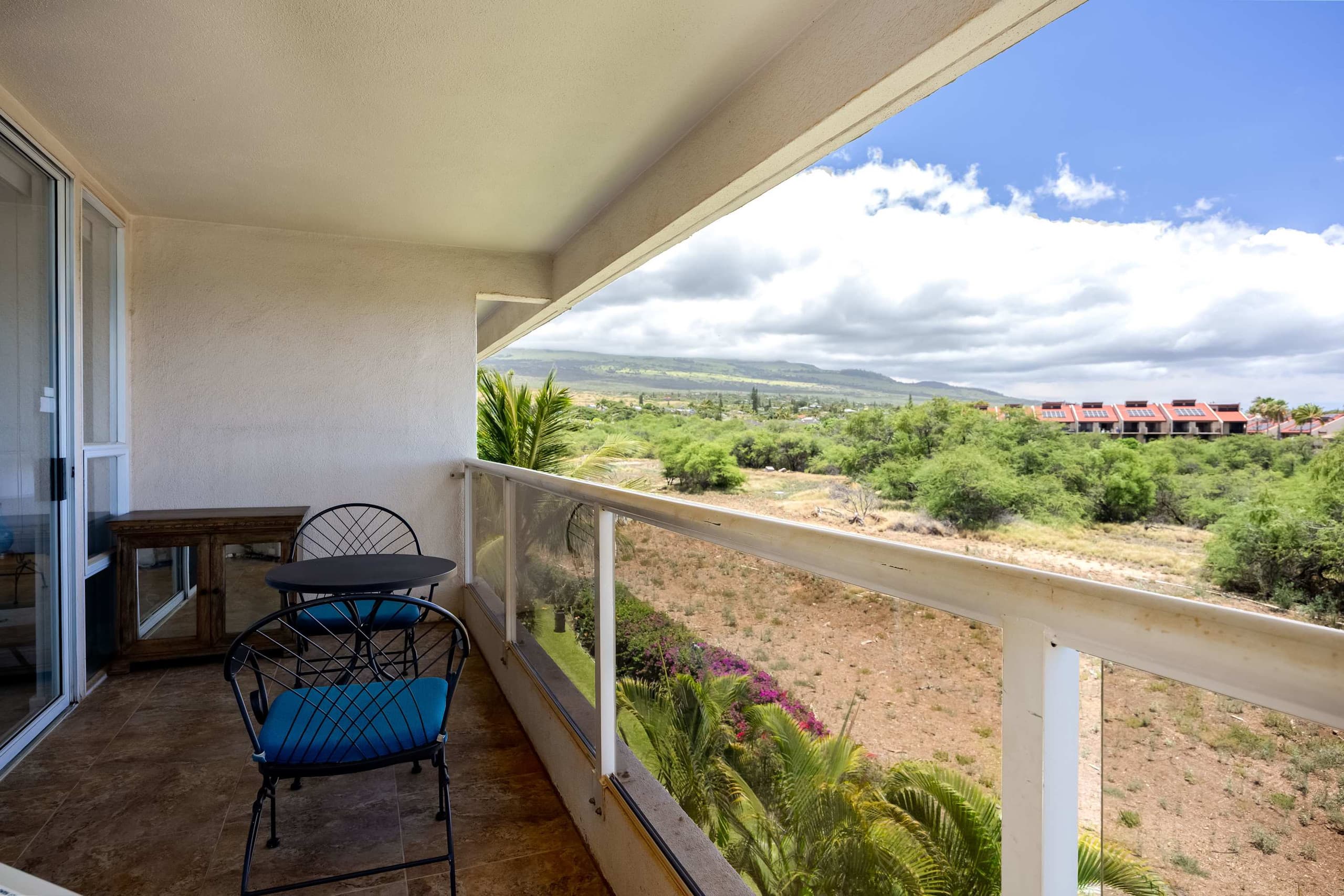 Top-floor condo w/ pool, lanai & beach access - Image 42