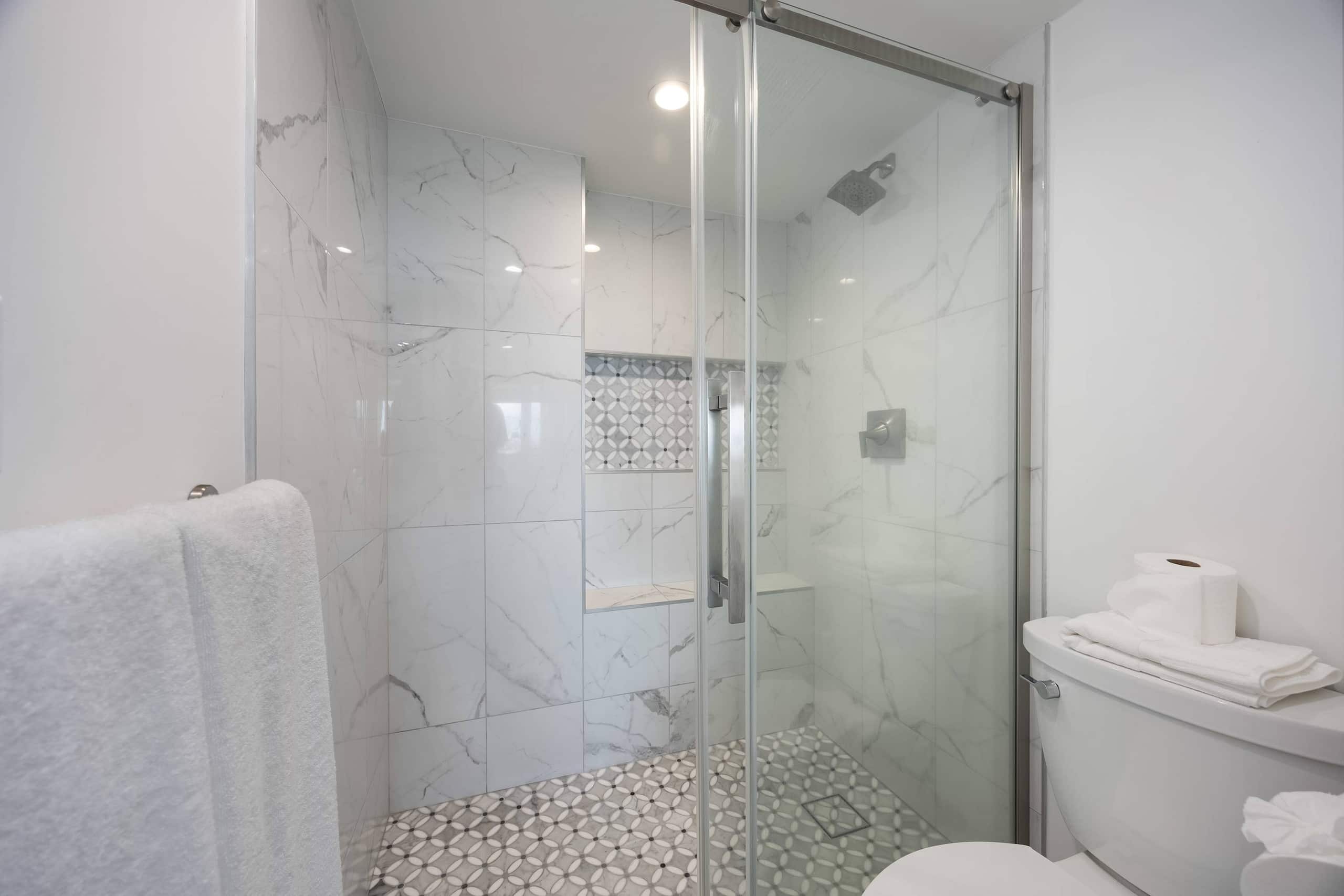 Top-floor condo w/ pool, lanai & beach access - Image 36