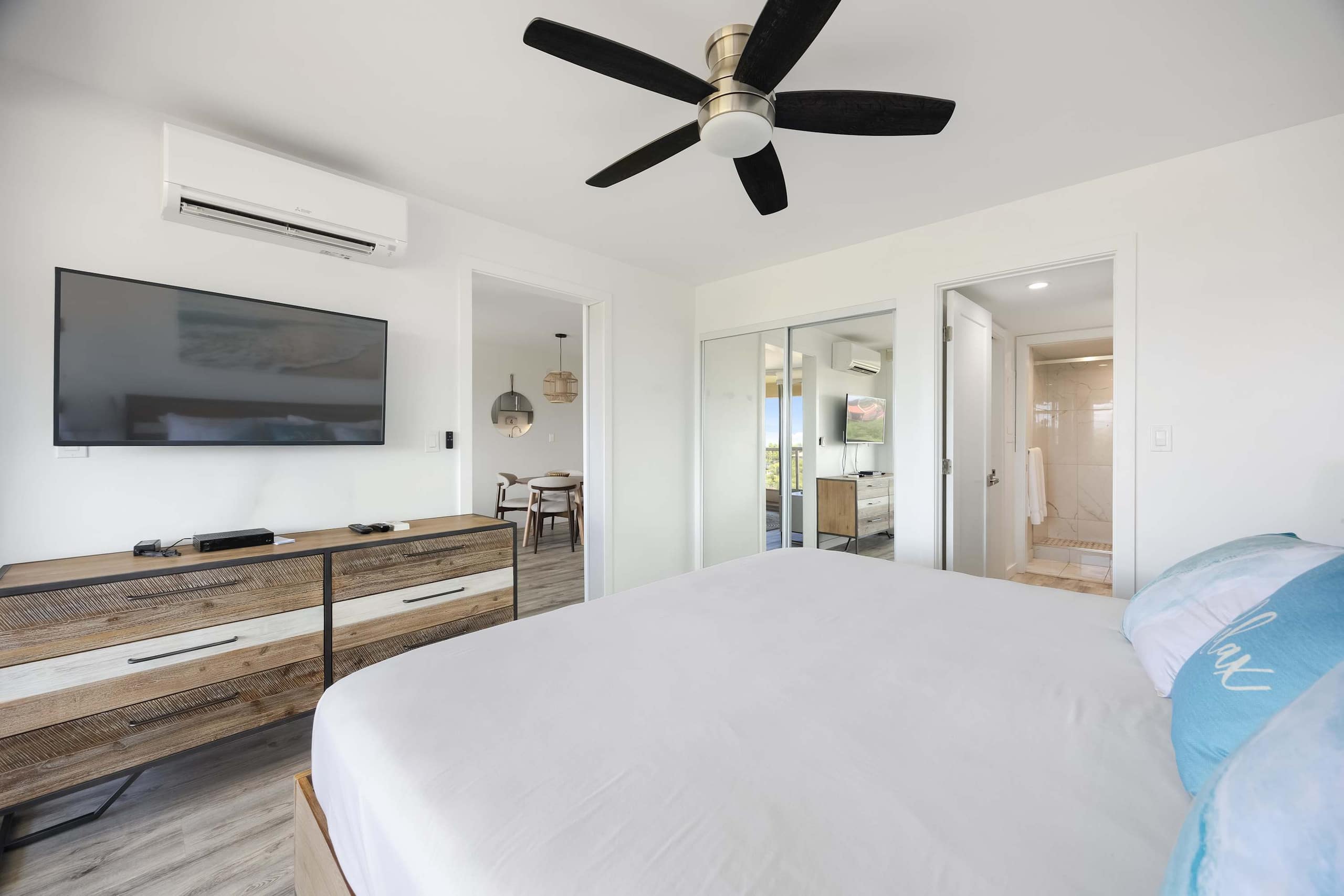 Top-floor condo w/ pool, lanai & beach access - Image 30