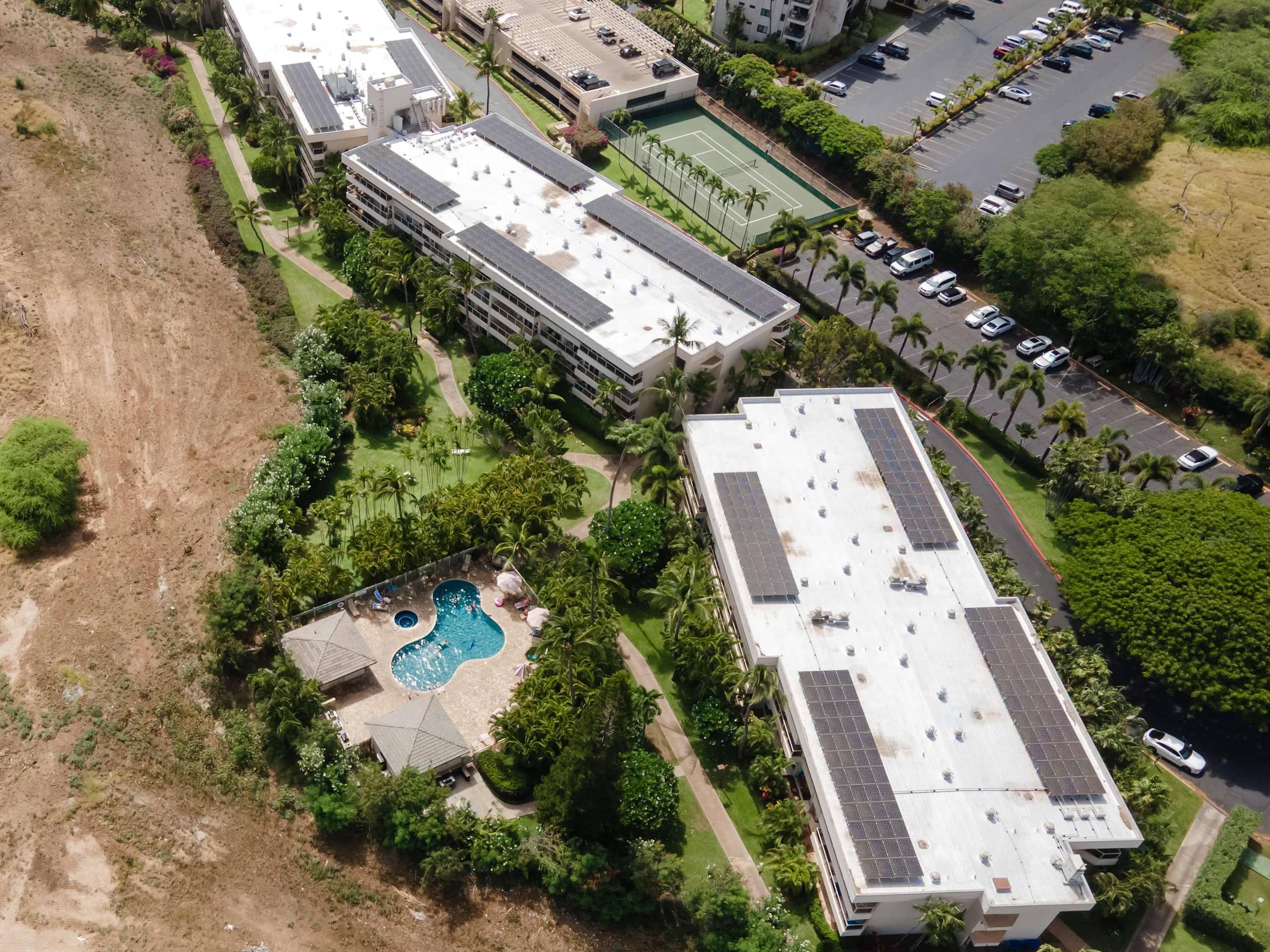 Top-floor condo w/ pool, lanai & beach access - Image 52