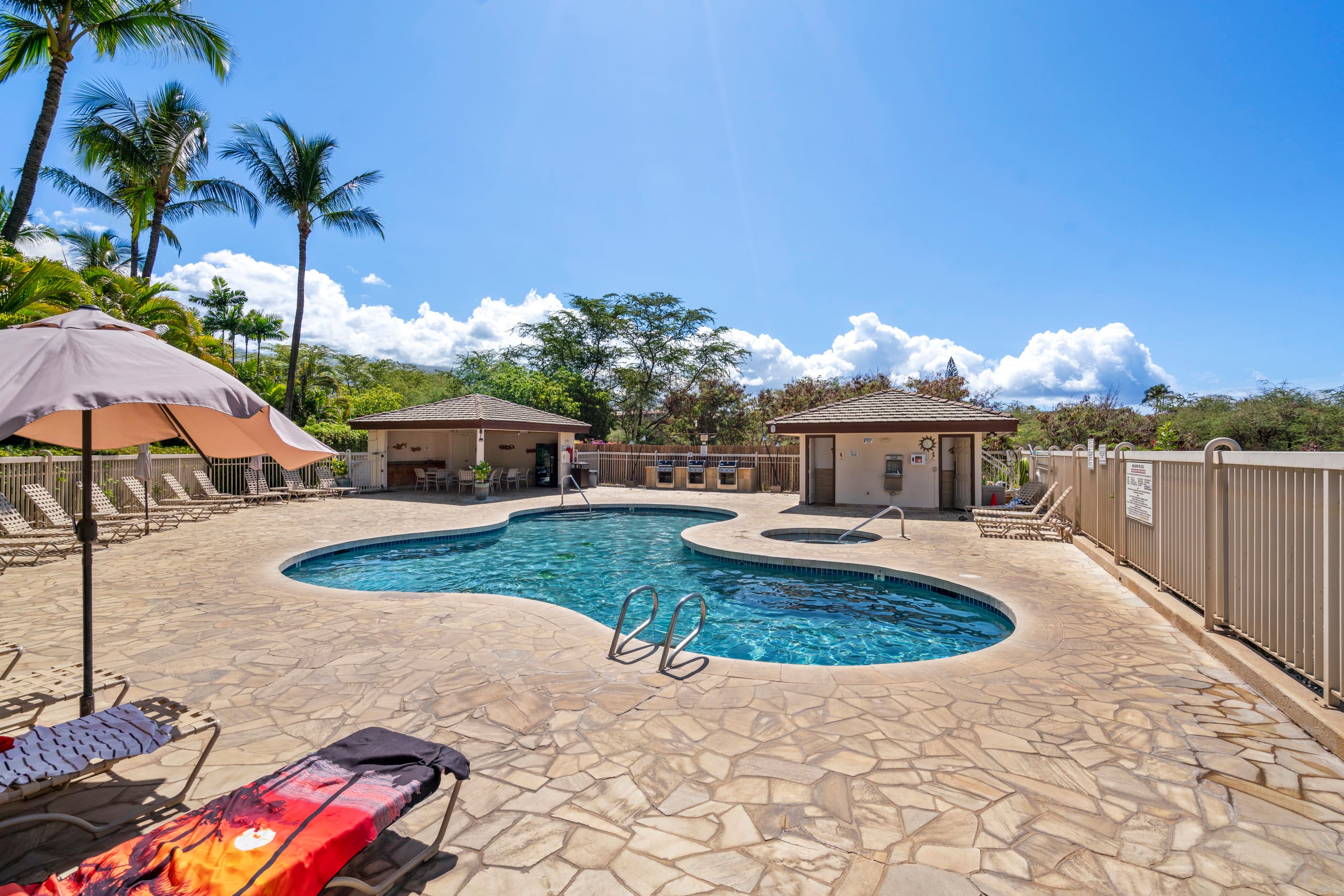 Top-floor condo w/ pool, lanai & beach access - Image 54