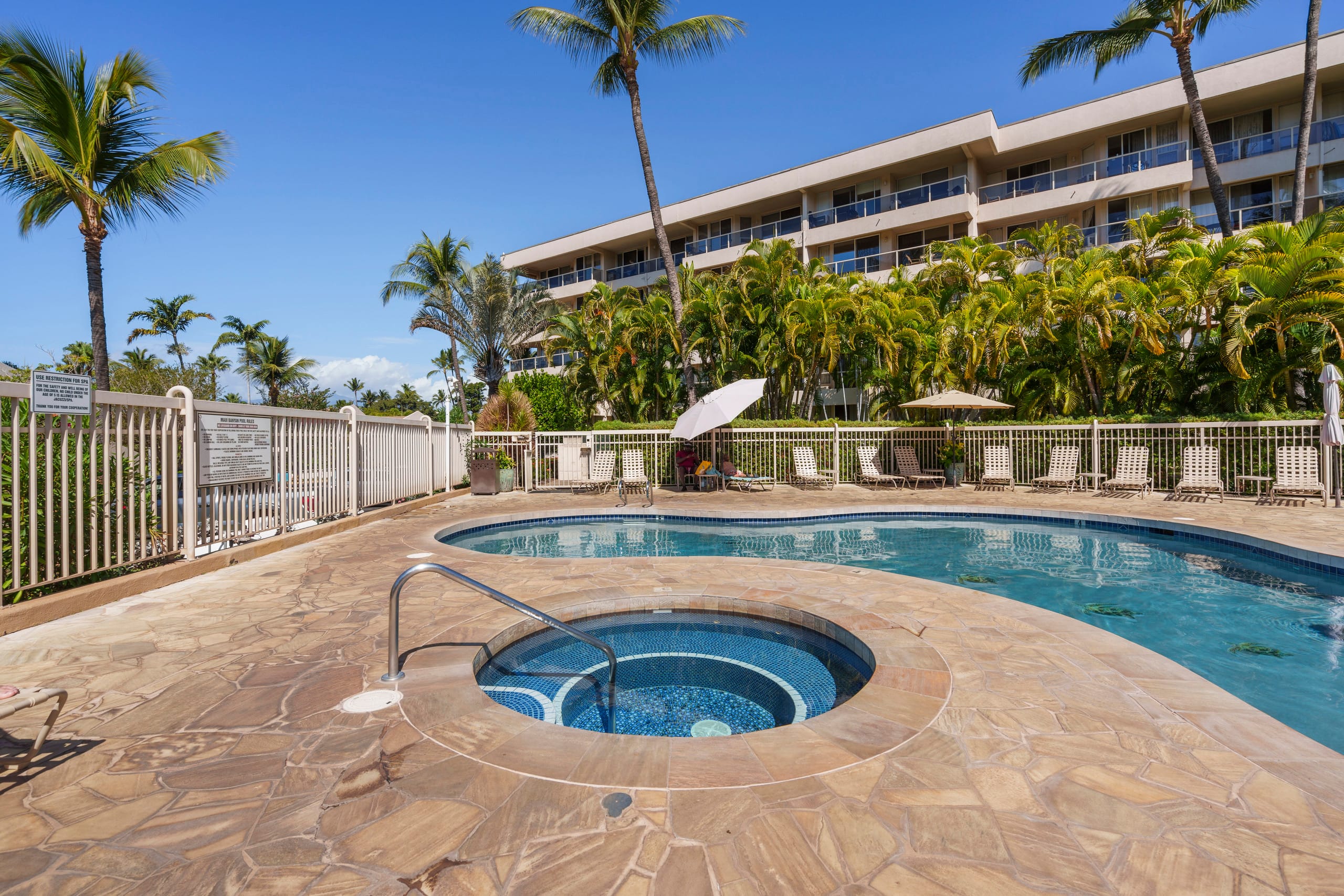 Top-floor condo w/ pool, lanai & beach access - Image 55