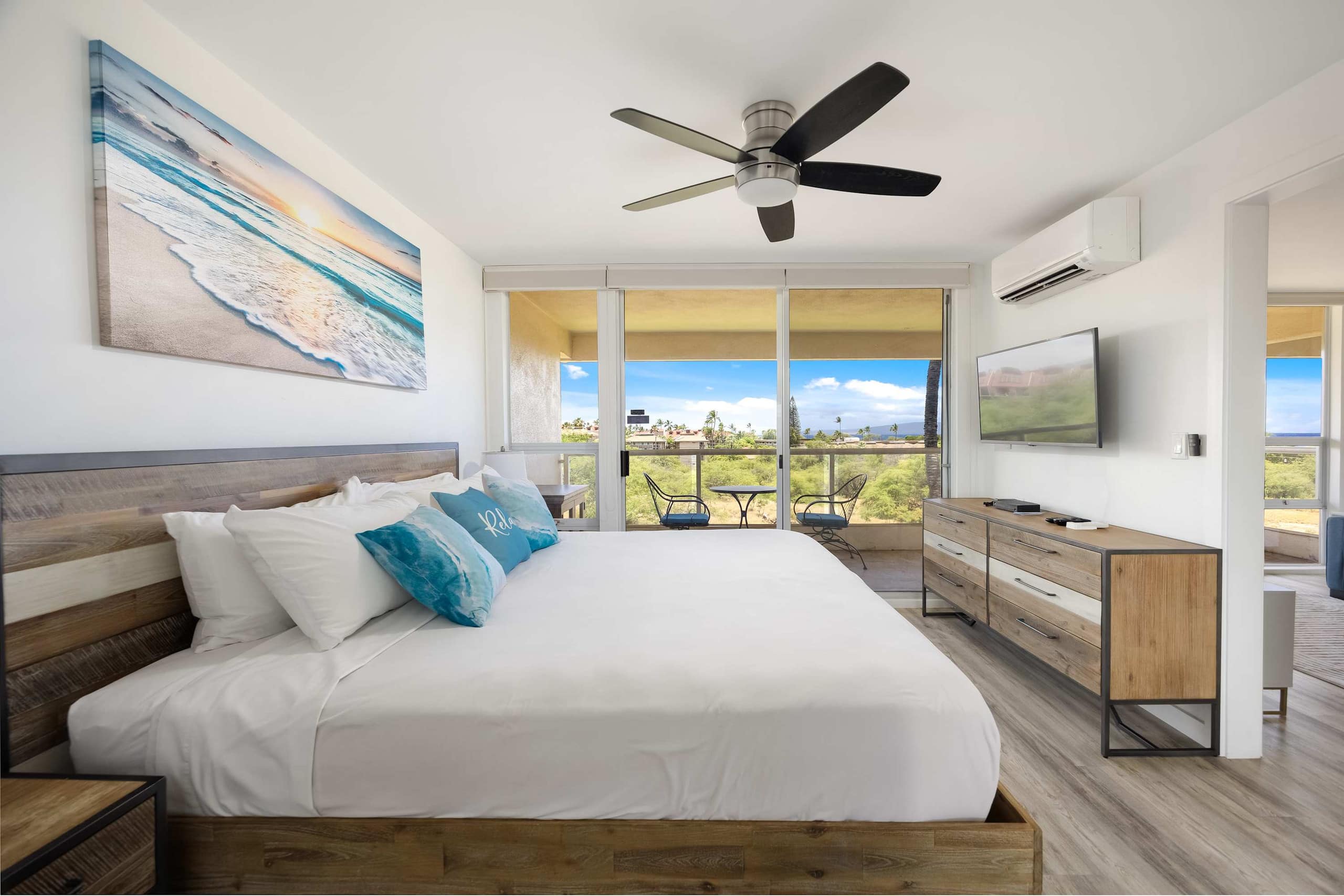 Top-floor condo w/ pool, lanai & beach access - Image 29