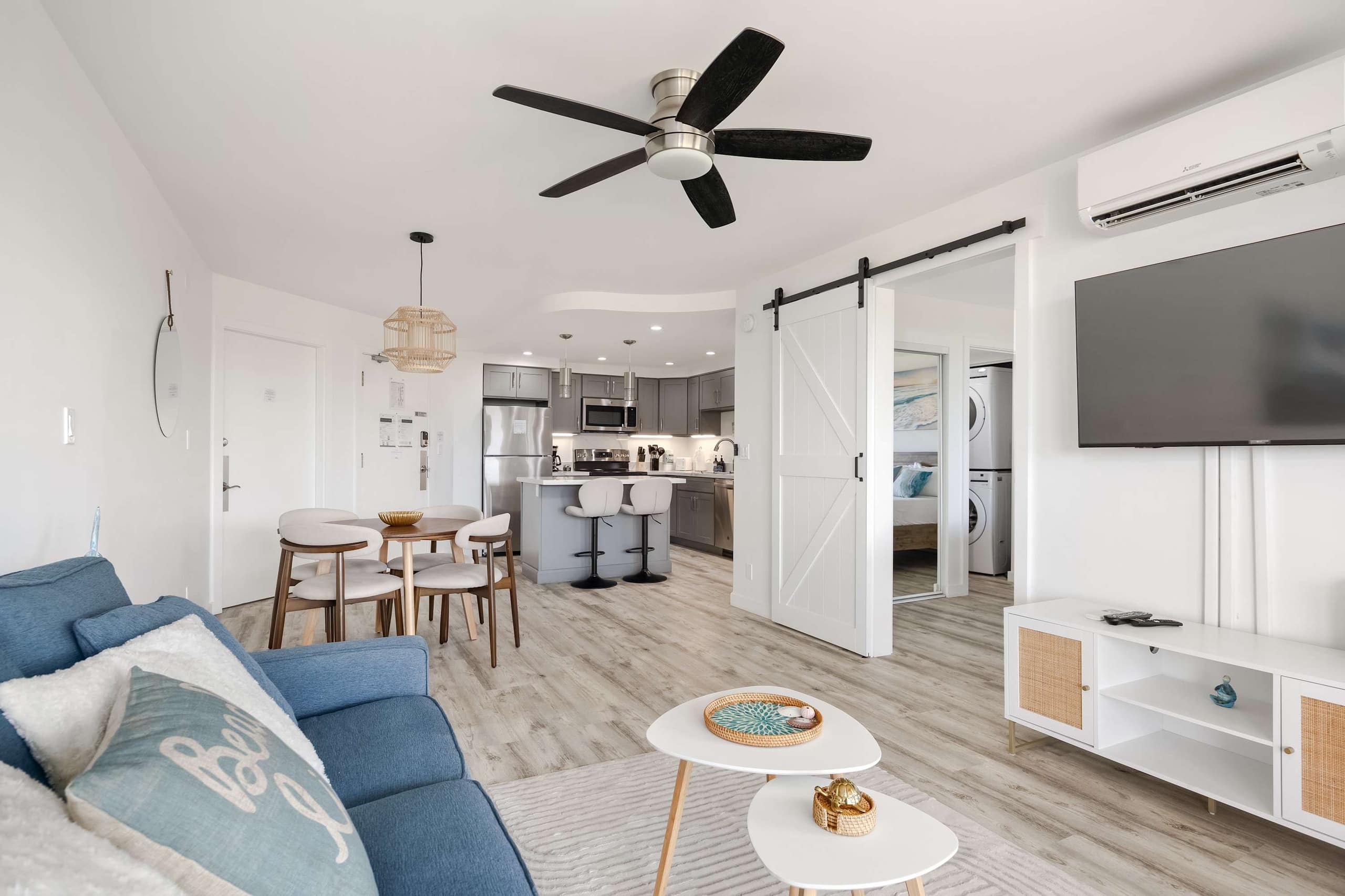 Top-floor condo w/ pool, lanai & beach access - Image 2