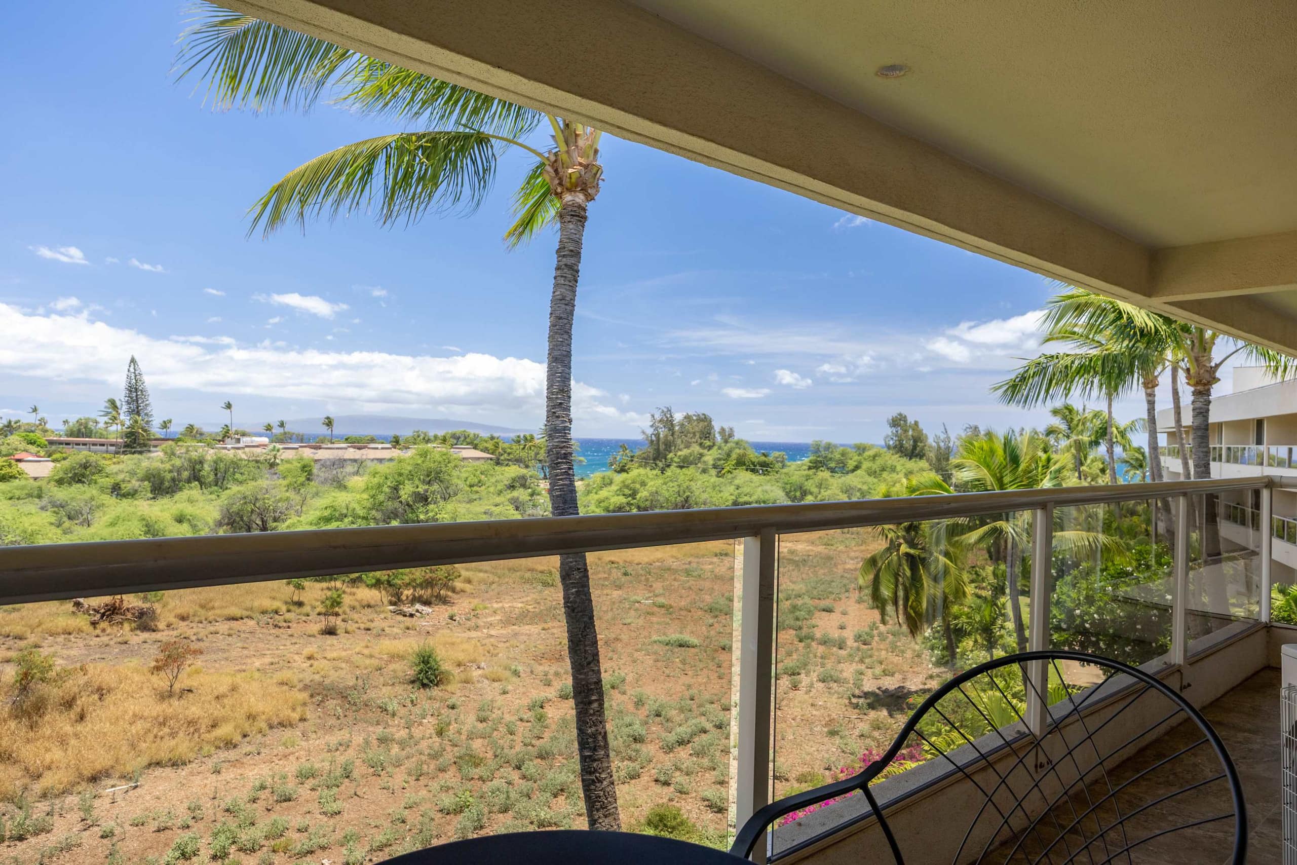 Top-floor condo w/ pool, lanai & beach access - Image 41