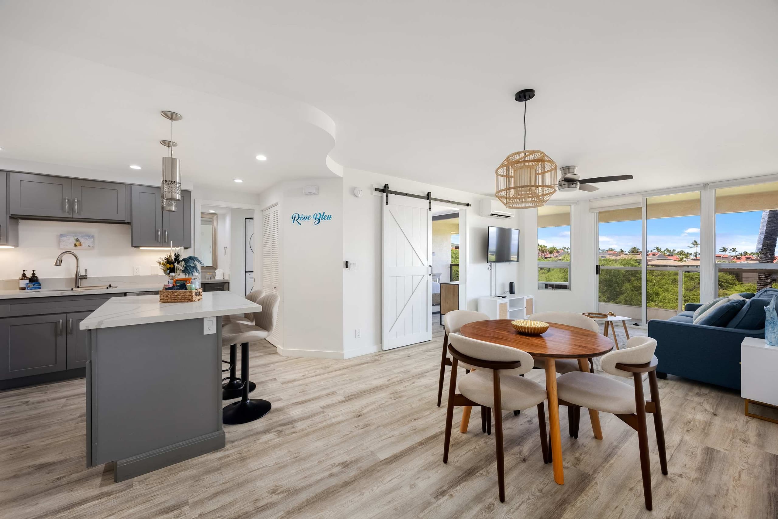 Top-floor condo w/ pool, lanai & beach access - Image 24