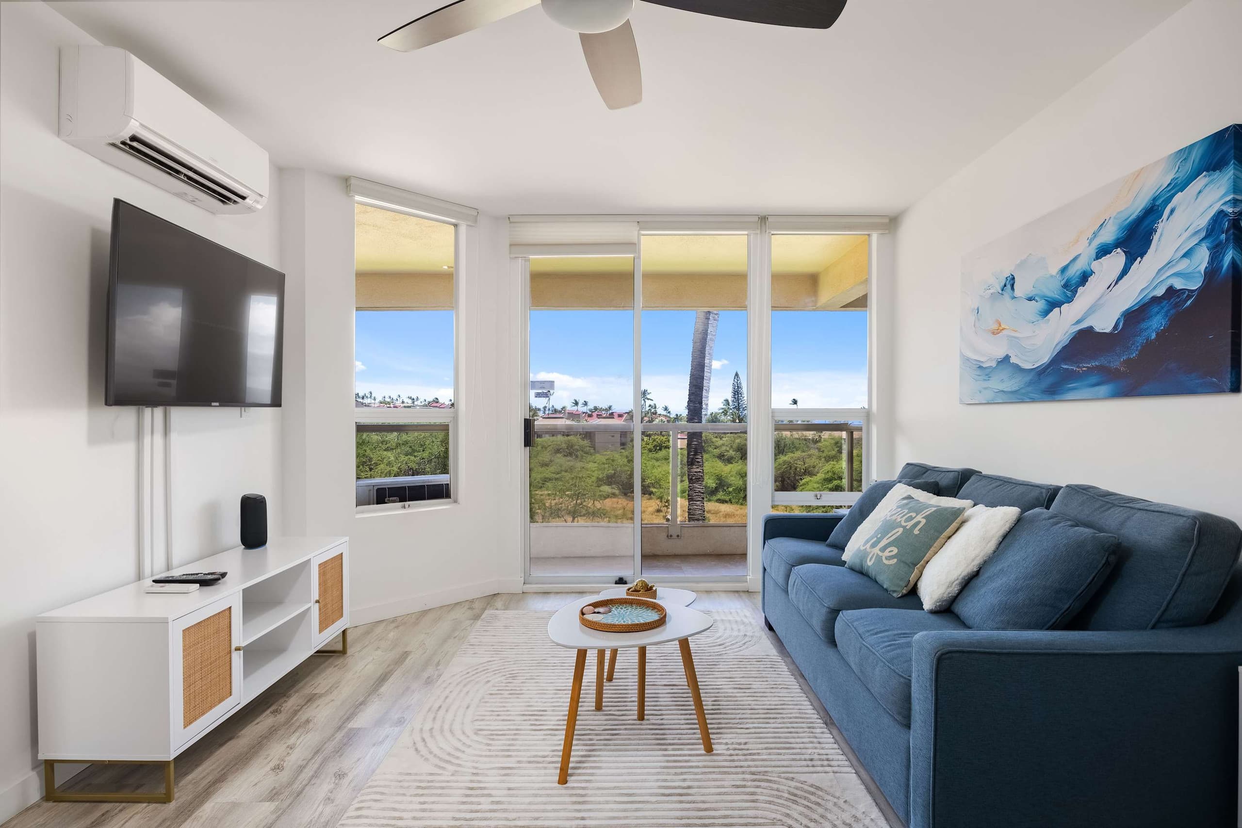 Top-floor condo w/ pool, lanai & beach access - Image 1