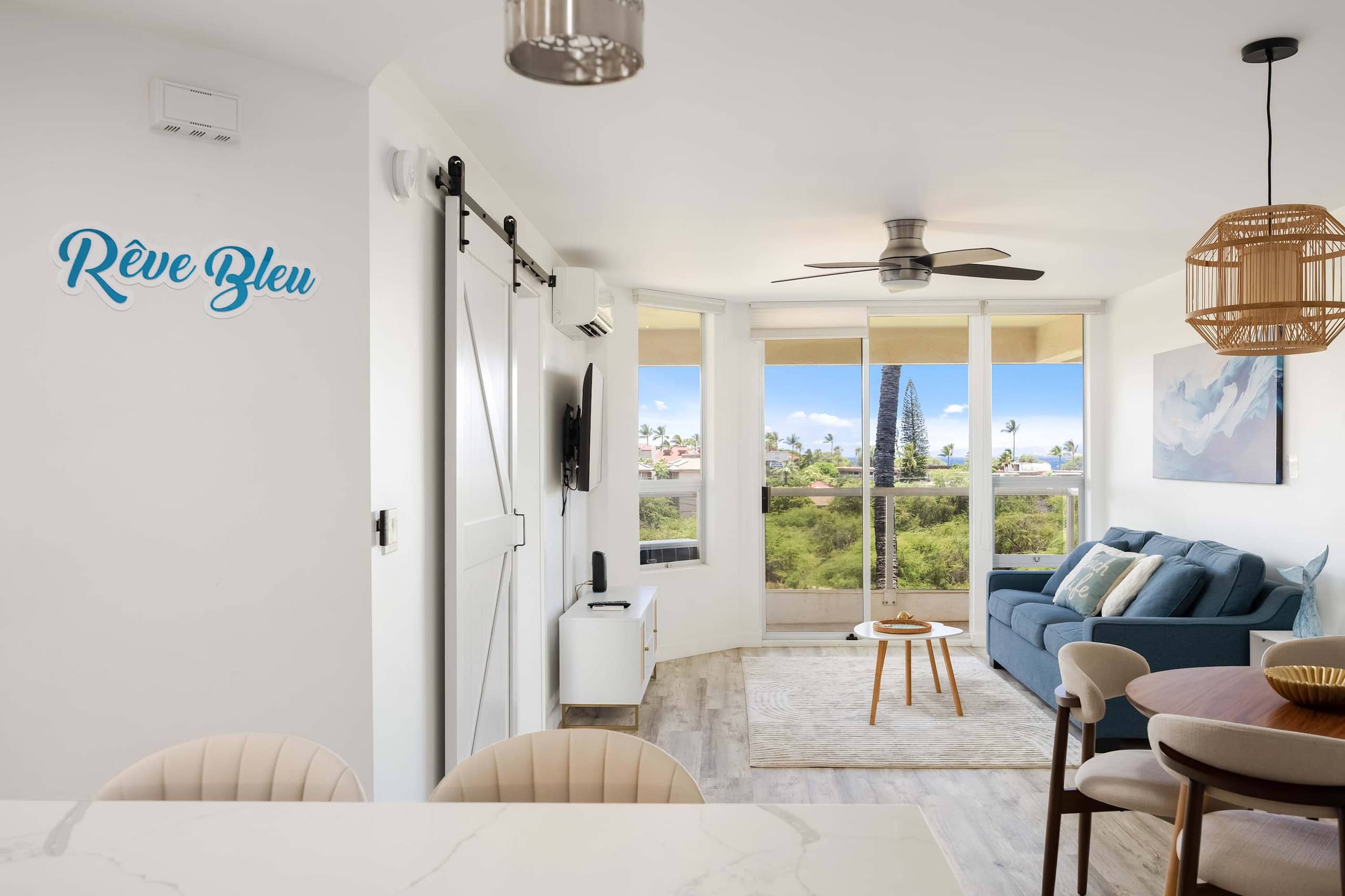 Top-floor condo w/ pool, lanai & beach access - Image 7