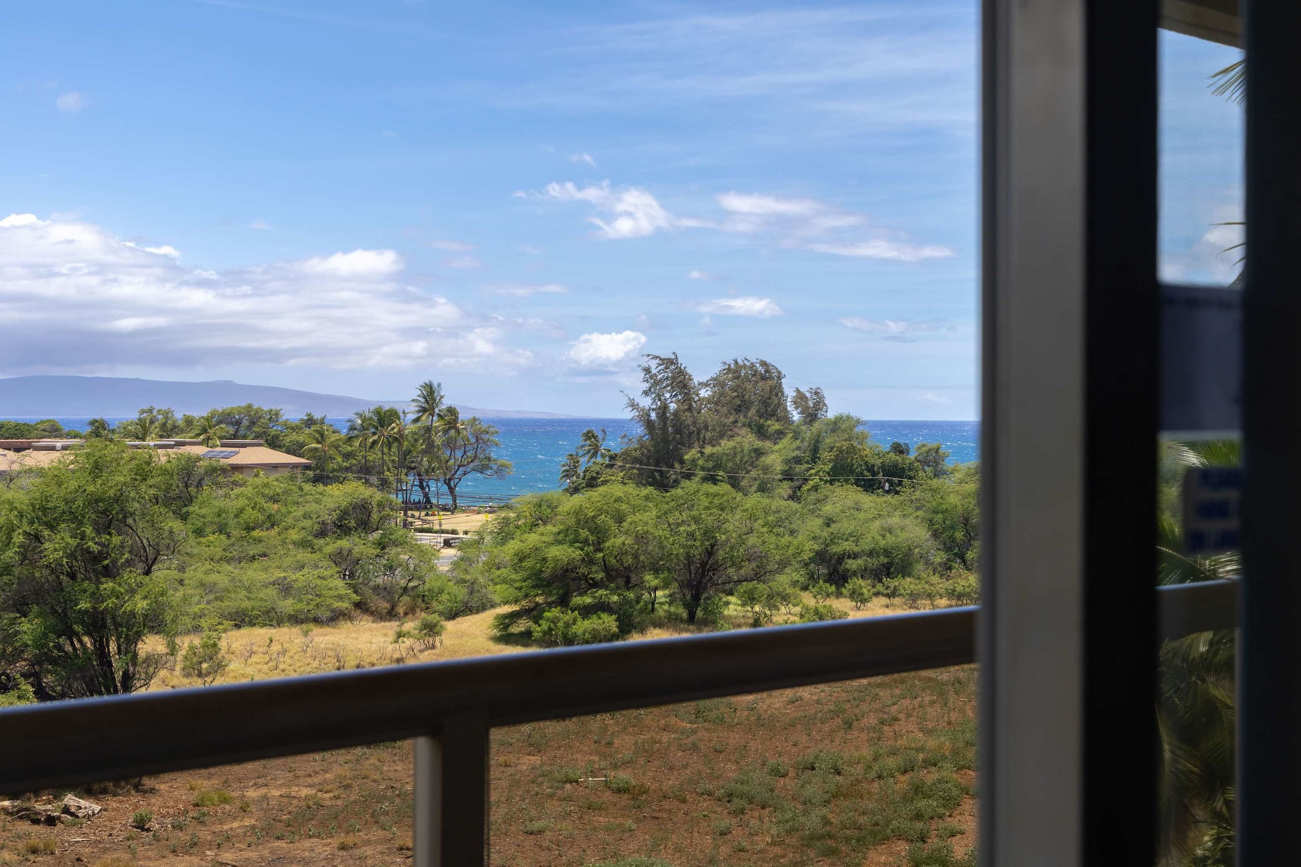 Top-floor condo w/ pool, lanai & beach access - Image 43