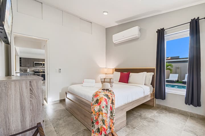 Un refugio tranquilo con ropa de cama suave y la brisa fresca de la isla a través de la ventana