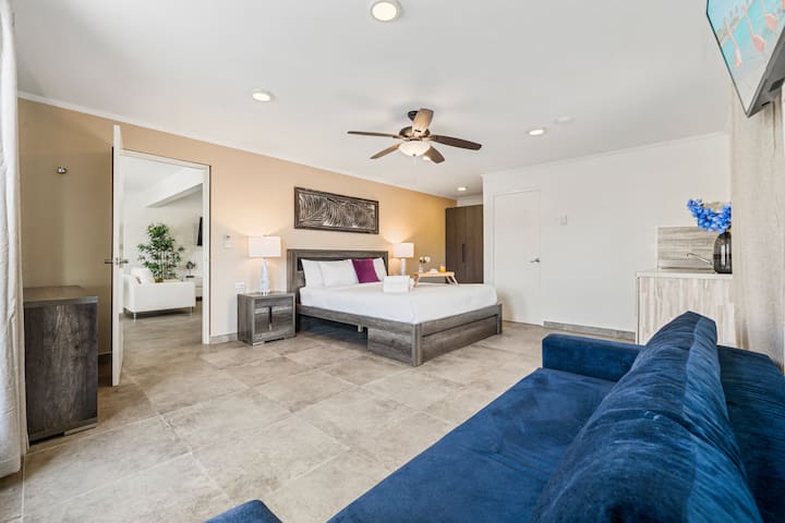 Suite King tranquila con ropa de cama lujosa para noches de descanso en la isla