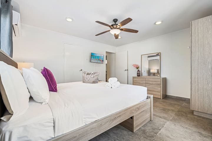 Relájate en tu suite con ropa de cama lujosa y una comodidad serena