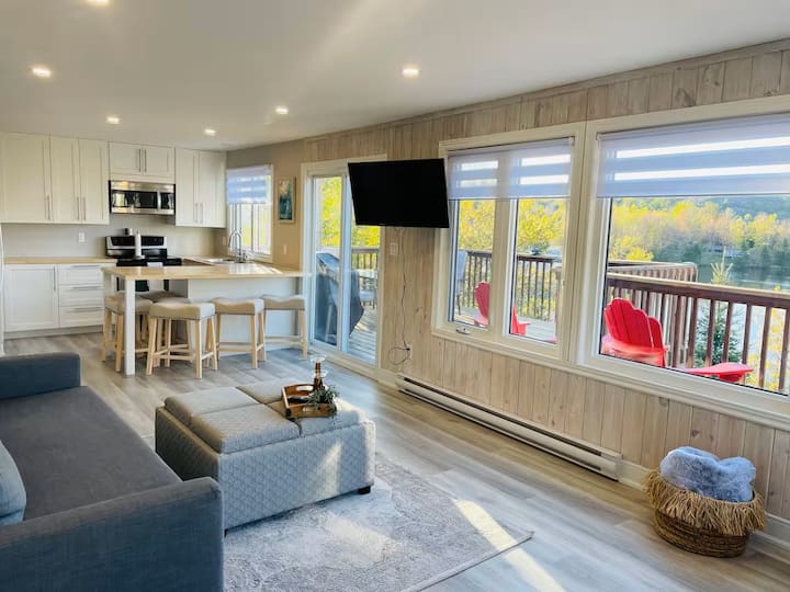 Private Lake Front Cottage! Under New Ownership. - Ontario