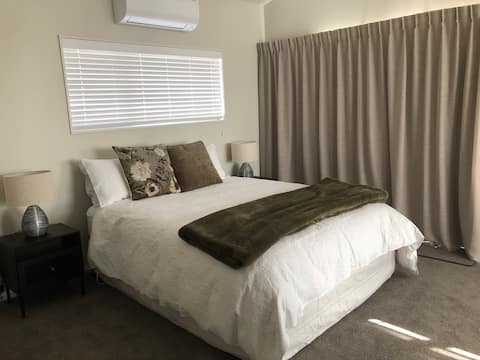Top Airbnb: Country Escape in rural Queenstown in Lake Hayes Basin