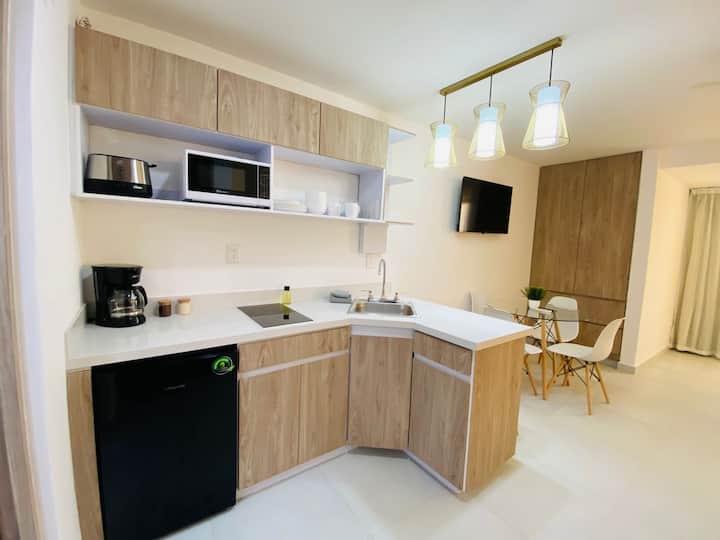Charming Lagoon View Condo Steps To The Beach - Cancún