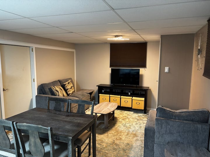 Cozy 2 Queen Beds + Sofa Bed | Private Entry - Brandon